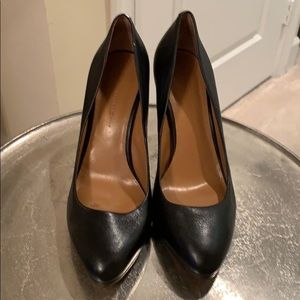Black business pumps
